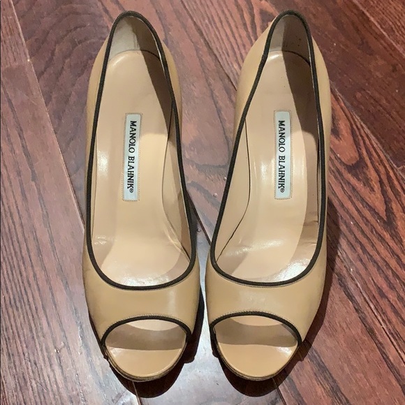 MANOLO BLAHNIK ‘Canazza’ Peep Toe Pumps - Picture 2 of 10